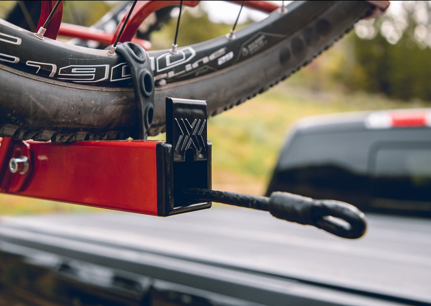 Locking bike rack outlet hitch